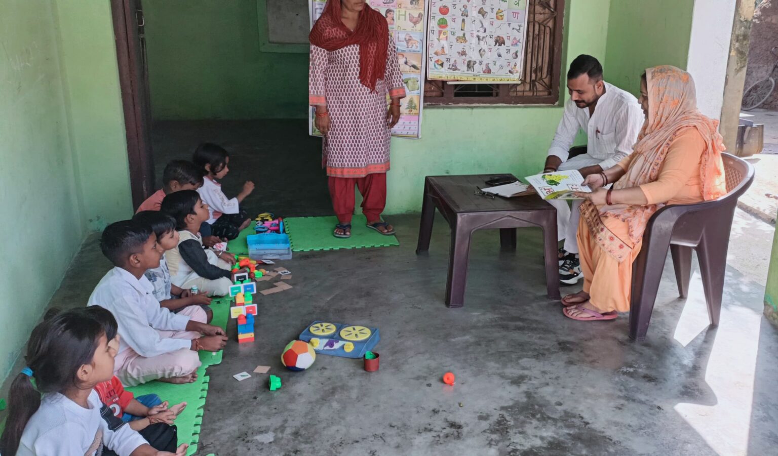 युवक मंगल दल समिति अध्यक्ष ने आंगनबाड़ी केंद्र को गोद लेकर क्षेत्र का नाम रोशन किया