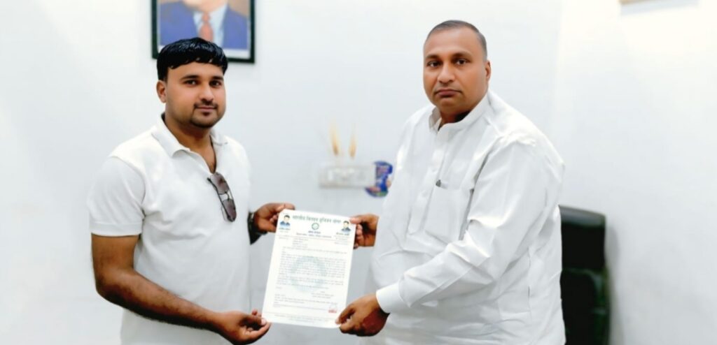 जर्जर सड़क की समस्या को लेकर समाजसेवी फैजान ने विधायक को सौंपा ज्ञापन।