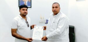 जर्जर सड़क की समस्या को लेकर समाजसेवी फैजान ने विधायक को सौंपा ज्ञापन।