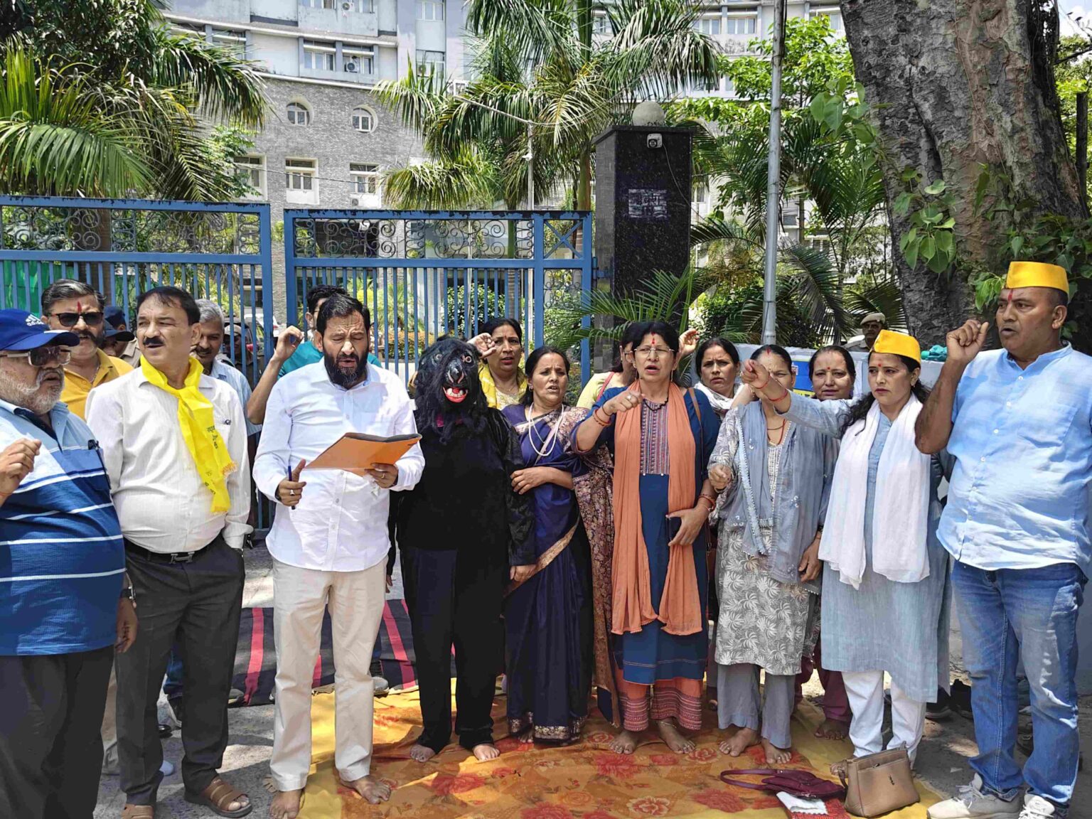 भालुओं से फसल नुकसान पर गरमाई सियासत, राष्ट्रवादी रीजनल पार्टी का वन विभाग मुख्यालय पर जोरदार प्रदर्शन
