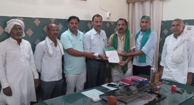 लक्सर में भारतीय किसान यूनियन भानू का प्रदर्शन, गन्ना पर्ची शुल्क बढ़ोतरी के खिलाफ सौंपा ज्ञापन